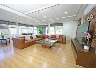 Spacious Family Home 4BRM in Hampton Park near Dandenong Ranges Villa, New South Wales - 1