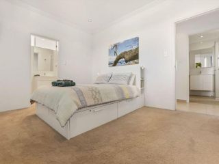 Luxury Apartment with WIFI a Lift Smart TV and Private Terrace Guest house, Huskisson - 5