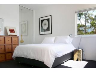 Luxury Bushland Retreat - Outside the Box Guest house, Sandy Bay - 1