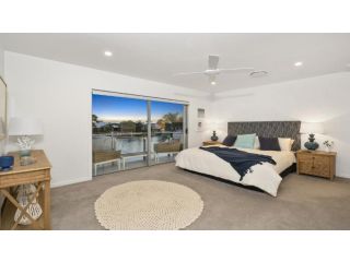 Luxury Canal Front Holiday House Guest house, Banksia Beach - 5