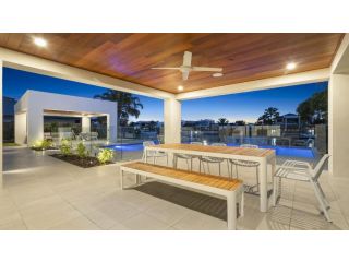 Luxury Canal Front Holiday House Guest house, Banksia Beach - 1