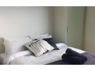 Luxury CBD - Pool, Gym and Spa Apartment, Melbourne - 1