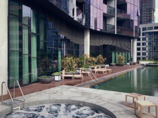 Luxury CBD - Pool, Gym and Spa Apartment, Melbourne - 2