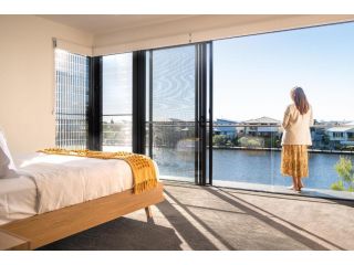 Birtinya Luxury Lakeside Living Guest house, Kawana Waters - 5