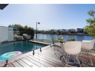 Birtinya Luxury Lakeside Living Guest house, Kawana Waters - 1