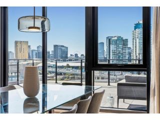 Luxury Penthouse with Astonishing Bay and City Views Apartment, Melbourne - 4