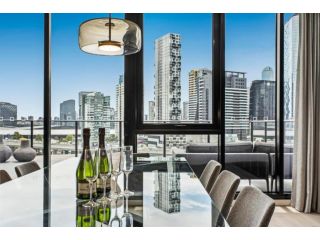 Luxury Penthouse with Astonishing Bay and City Views Apartment, Melbourne - 2