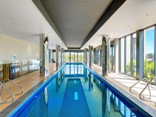 Luxury Prestige 2B with Indoor Pool, Sauna, Gym Apartment, Melbourne - 3