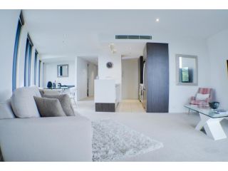 Luxury Prestige 2B with Indoor Pool, Sauna, Gym Apartment, Melbourne - 4