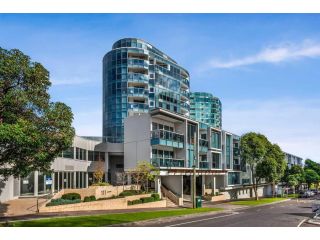 Luxury unit with Parking Spot and WiFi next to CBD Apartment, Melbourne - 4