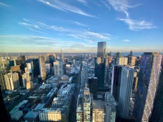 Spacious Lv66 Paramount SkyView Swanston Central CBD Apartment, Melbourne - 2