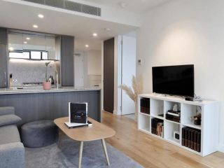 Spacious Lv66 Paramount SkyView Swanston Central CBD Apartment, Melbourne - 5