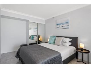 MadeComfy Modern Beachside Studio with Balcony Apartment, Gold Coast - 3