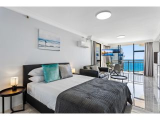 MadeComfy Modern Beachside Studio with Balcony Apartment, Gold Coast - 5