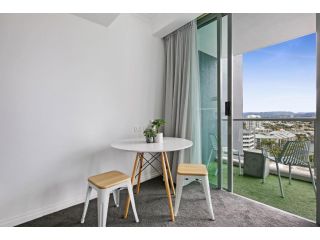 Studio with Hinterland Views in Prime Location Apartment, Gold Coast - 5