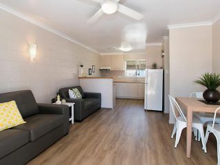 Mavic Court Unit 4 - Walk to Rainbow Bay Beach, Coolangatta and Tweed Heads Apartment, Gold Coast - 2