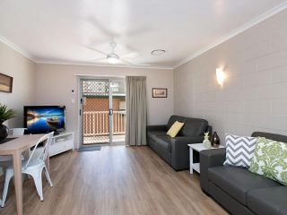 Mavic Court Unit 4 - Walk to Rainbow Bay Beach, Coolangatta and Tweed Heads Apartment, Gold Coast - 1