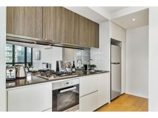 River Front Balcony Unit with City View, Gym, Pool Apartment, Melbourne - 3