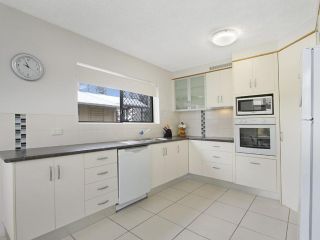 Maybury unit 1 - 70 Metres walk to Rainbow Bay beach, Coolangatta Apartment, Gold Coast - 3