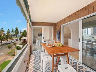 Maybury Unit 5 - Right in the heart of Rainbow Bay in Coolangatta Apartment, Gold Coast - 2