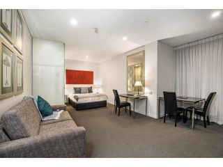 Melbourne CBD Apartment with Pool & Gym Near Shops Apartment, Melbourne - 3