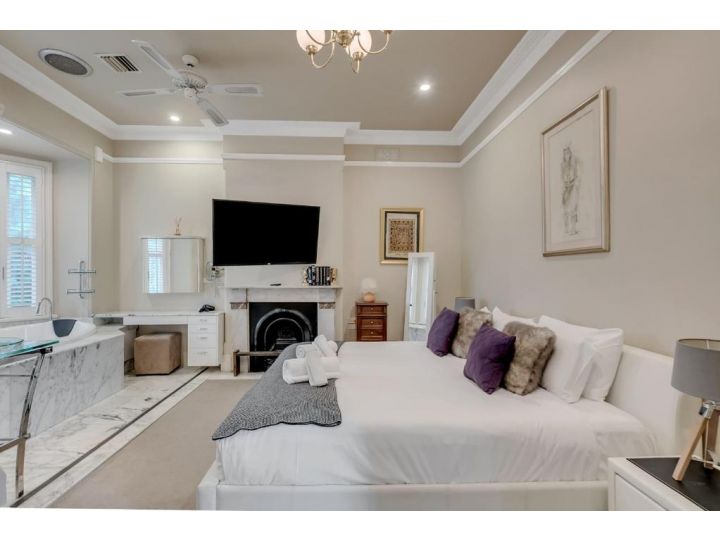 Mesmerising 3 BR Home - Cinema Room & Spa Bath Guest house, Sydney - imaginea 16