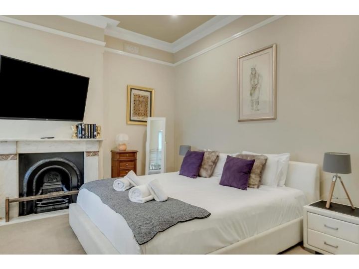 Mesmerising 3 BR Home - Cinema Room & Spa Bath Guest house, Sydney - imaginea 11