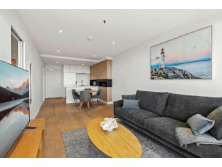 Modern 1-Bed & City Views, Steps from Racecourse Apartment, Melbourne - 5