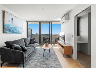 Modern 1-Bed & City Views, Steps from Racecourse Apartment, Melbourne - 1