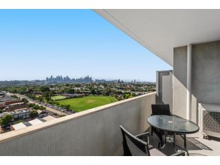 Modern 1-Bed & City Views, Steps from Racecourse Apartment, Melbourne - 2