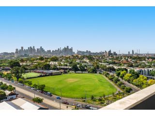 Modern 1-Bed & City Views, Steps from Racecourse Apartment, Melbourne - 4