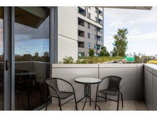 Modern 1 Bedroom in Tranquil Parklands Apartment, Melbourne - 1