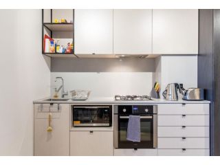 Modern 1 Bedroom in Tranquil Parklands Apartment, Melbourne - 3