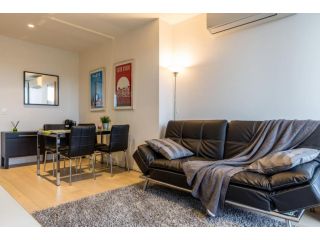 Modern 1 Bedroom in Tranquil Parklands Apartment, Melbourne - 5