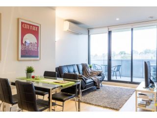 Modern 1 Bedroom in Tranquil Parklands Apartment, Melbourne - 2