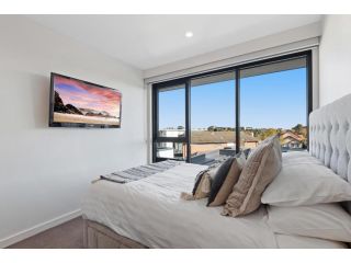 Modern 2-Bed Essendon Apartment With Views Apartment, Melbourne - 5