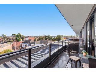 Modern 2-Bed Essendon Apartment With Views Apartment, Melbourne - 1