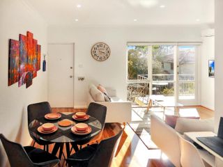 Glen Iris, Quiet Boutique 2 bedroom Netflix, WIFI, Parking, Free Wine Apartment, Melbourne - 2