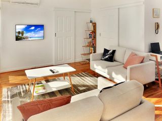 Glen Iris, Quiet Boutique 2 bedroom Netflix, WIFI, Parking, Free Wine Apartment, Melbourne - 5