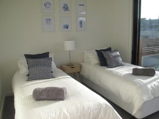 Modern 3 Bedroom Apt With FREE Parking, Netflix, Wifi & Welcome Wine by BnB Pro Apartment, Melbourne - 3