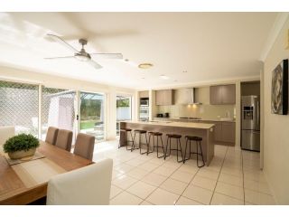 Modern 5 Bedroom home close to Harbour town Guest house, Gold Coast - 4