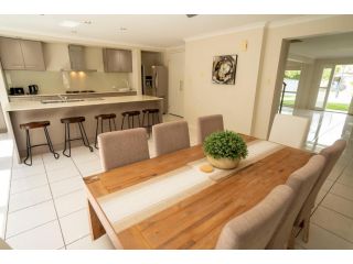 Modern 5 Bedroom home close to Harbour town Guest house, Gold Coast - 1