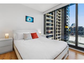 Modern CBD Apartment with Stadium Views Apartment, Melbourne - 3