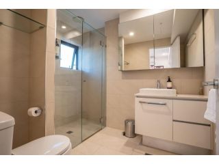 Modern Central 2 Bed Carpark Wifi Netflix Pool Gym Apartment, Brisbane - 3