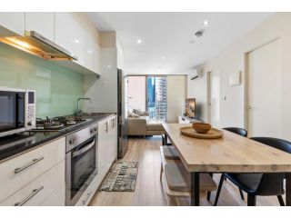 Modern City Convenience with Great Amenities Apartment, Melbourne - 1