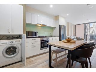 Modern City Convenience with Great Amenities Apartment, Melbourne - 3