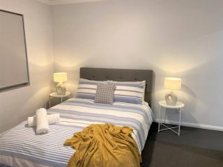 MODERN CLOSE AIRPORT/SHOPS FREE NETFLIX WINE WIFI Apartment, Perth - 1