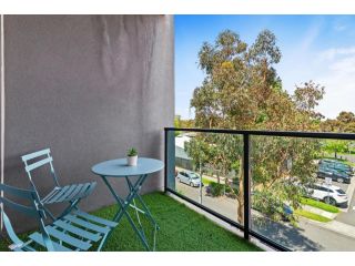 Convenient Kensington living, Great Location Apartment, Melbourne - 4