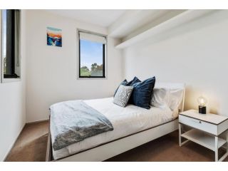 Convenient Kensington living, Great Location Apartment, Melbourne - 1