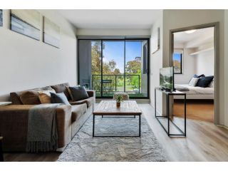 Convenient Kensington living, Great Location Apartment, Melbourne - 2